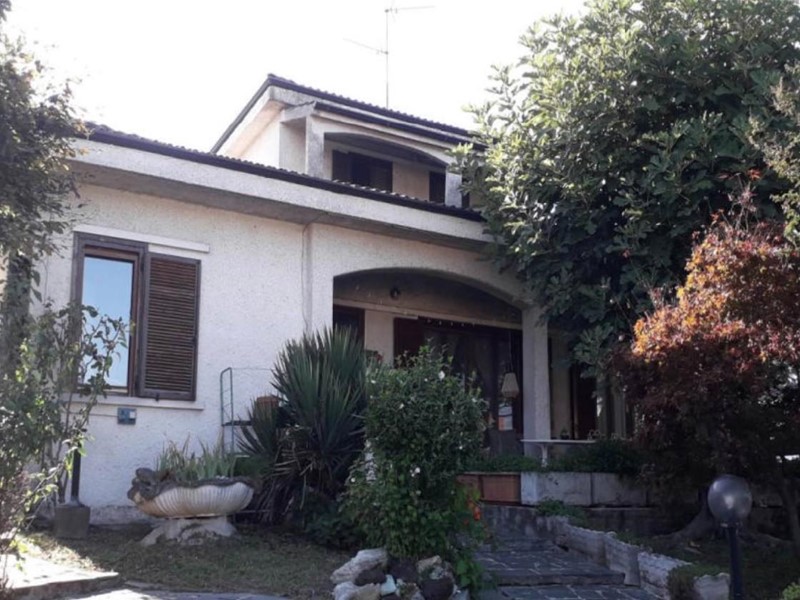 Villa in Vendita a Noviglio, 236'250&euro;, 184 m²
