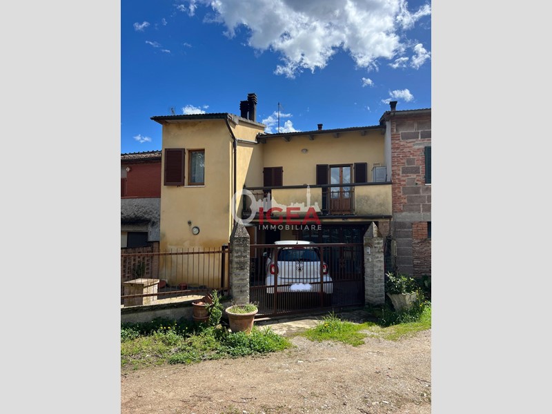 Quadrilocale in Vendita a Sinalunga, zona Pieve di Sinalunga, 100'000€, 110 m², con Box