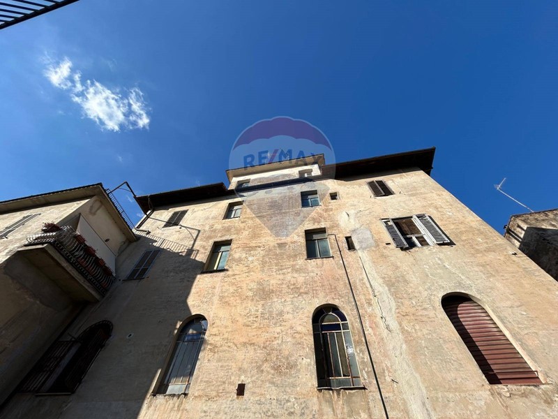 Quadrilocale in Vendita a Vallerano, 75'000&euro;, 180 m²