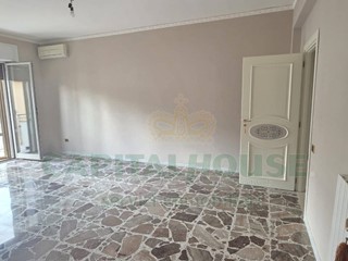 Trilocale in Affitto a Caserta, 620€, 100 m²