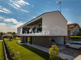 Attico in Vendita a Treviso, 420'000&euro;, 215 m²