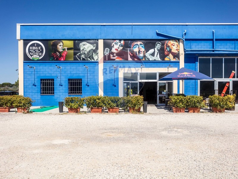 Attività commerciale in Vendita a Chiesina Uzzanese, 89'000€, 583 m²