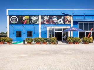 Attività commerciale in Vendita a Chiesina Uzzanese, 89'000€, 583 m²