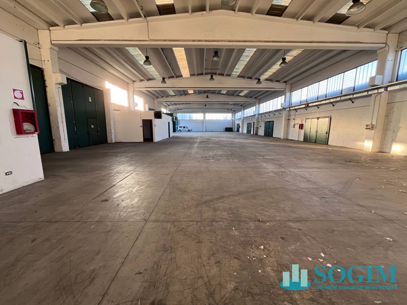 Capannone in Affitto a Gaggiano, 7'000€, 2380 m²