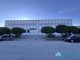 Capannone in Affitto a Cusago, 2500 m²
