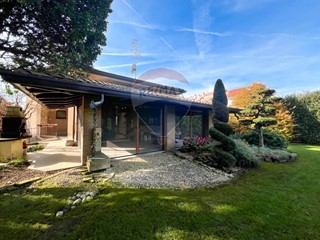 Villa in Vendita a Bernareggio, 440 m²