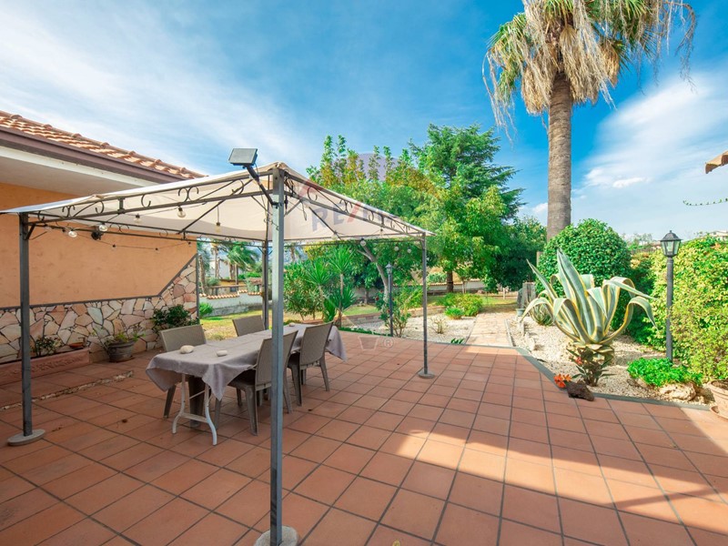 Villa in Vendita a Valverde, 330'000&euro;, 228 m²