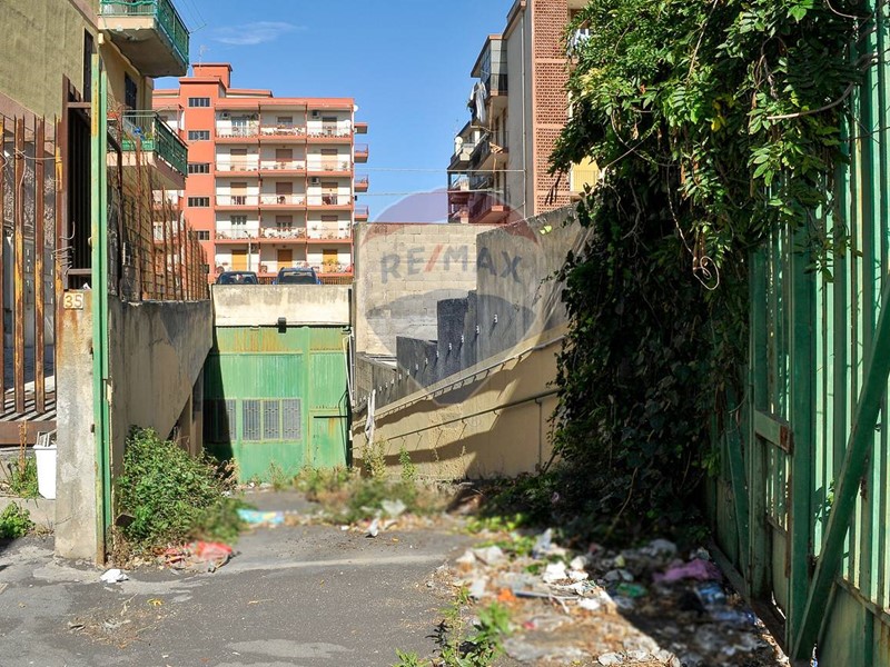 Immobile commerciale in Vendita a Catania, 350'000&euro;, 1681 m²