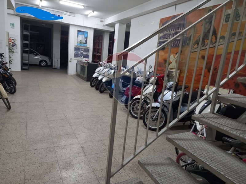 Immobile commerciale in Affitto a Caltagirone, 1'000€, 482 m²