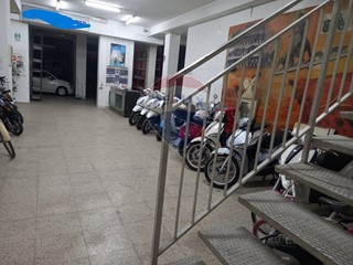 Immobile commerciale in Affitto a Caltagirone, 1'000€, 482 m²