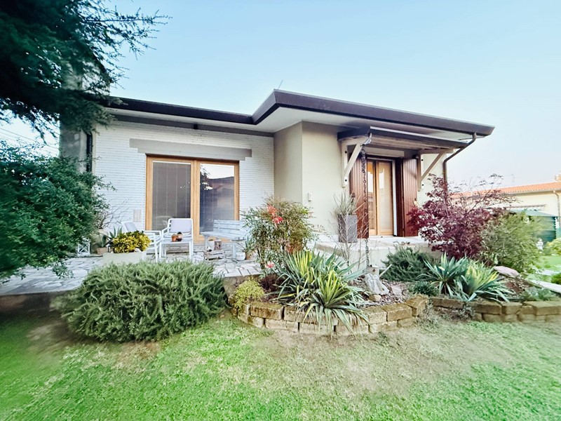 Villa in Vendita a Borgo Mantovano, 289'000&euro;, 241 m²