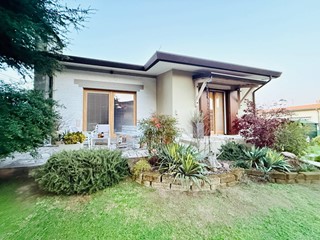 Villa in Vendita a Borgo Mantovano, 289'000&euro;, 241 m²