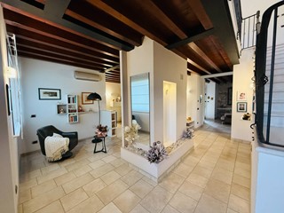 Villa in Vendita a Poggio Rusco, 650'000&euro;, 240 m²