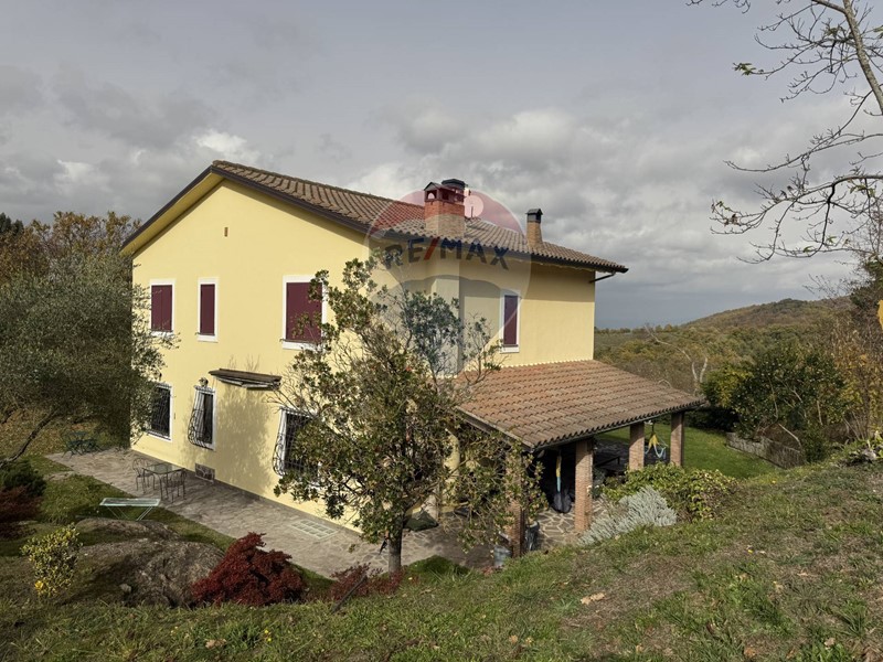 Villa in Vendita a Viterbo, 590'000&euro;, 302 m²