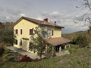 Villa in Vendita a Viterbo, 590'000&euro;, 302 m²