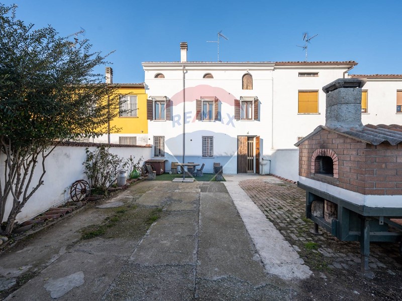 Villetta a schiera in Vendita a Dosolo, 110'000&euro;, 254 m²
