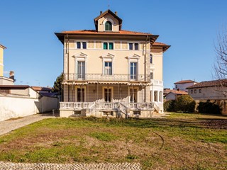 Villa in Vendita a Lauriano, 690'000&euro;, 540 m²