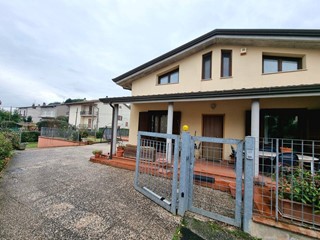 Casa Semi Indipendente in Vendita a Perugia, 215'000€, 125 m²