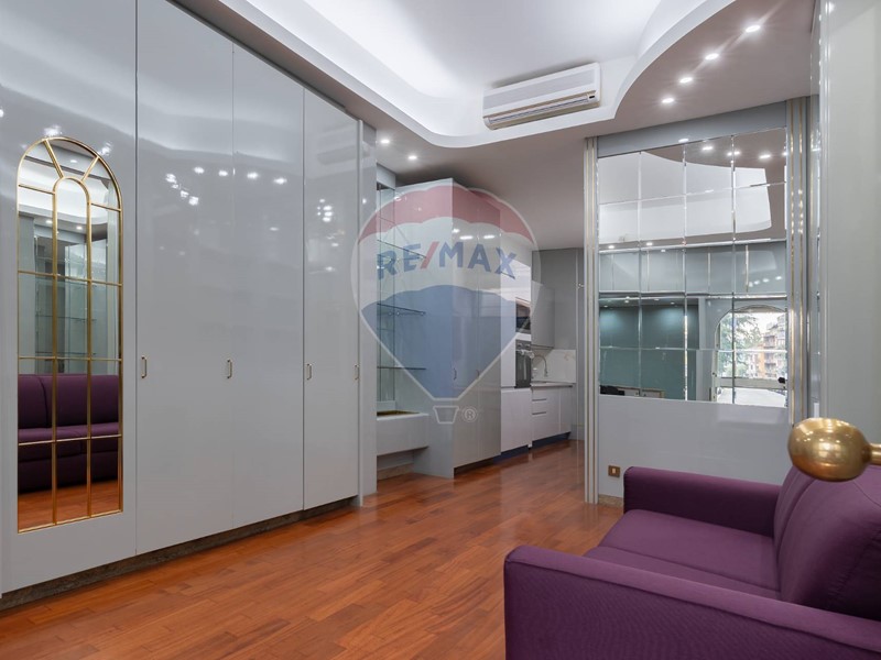 Bilocale in Vendita a Milano, 185'000&euro;, 67 m²