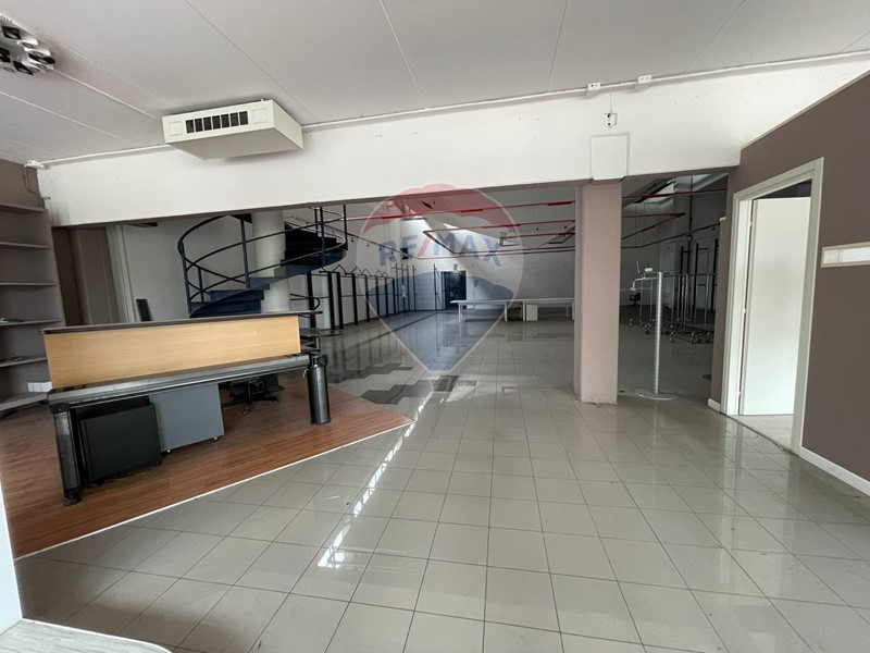 Immobile commerciale in Affitto a Cernusco sul Naviglio, 2'900€, 550 m²
