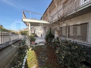 Casa Indipendente in Vendita a Sant'Omero, 220'000&euro;, 300 m², con Box