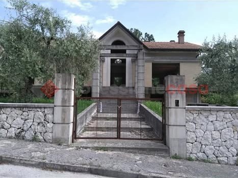Casa Indipendente in Vendita a Cassino, 260'000&euro;, 450 m²