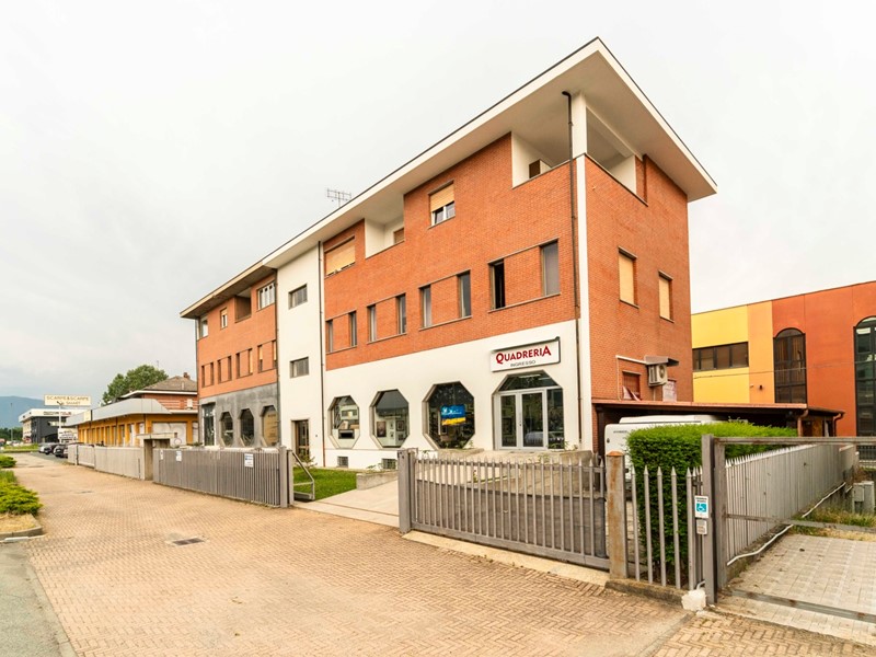 Negozio in Affitto a Rosta, 1'300&euro;, 150 m²