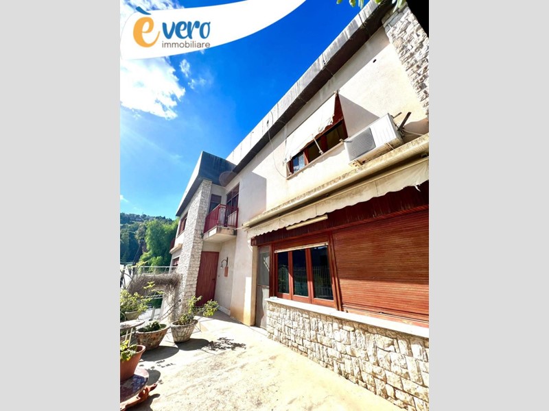 Villa in Vendita a Palermo, 285'000€, 265 m²