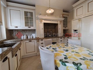 Trilocale in Affitto a Arona, 1'400&euro;, 85 m², arredato