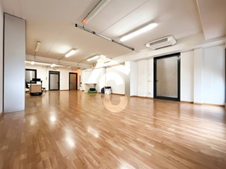 Laboratorio in Vendita a Chiaravalle, zona Chiaravalle, 129'000&euro;, 120 m²