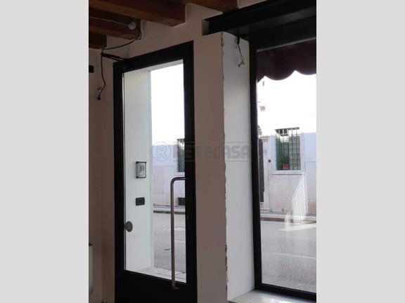 Immobile commerciale in Affitto a Montebello Vicentino, 550&euro;, 57 m²