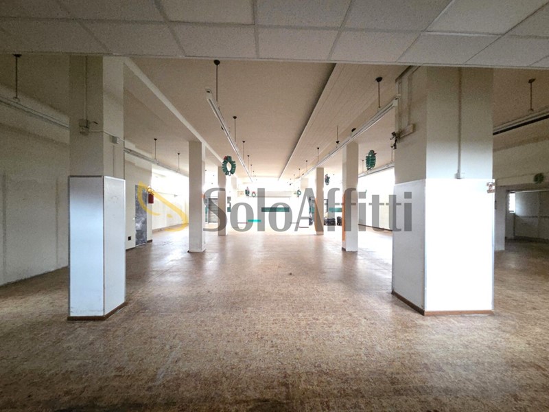 Capannone in Affitto a Limbiate, 3'670&euro;, 352 m²