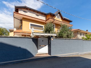 Casa Indipendente in Vendita a San Giovanni la Punta, 340'000&euro;, 260 m², con Box
