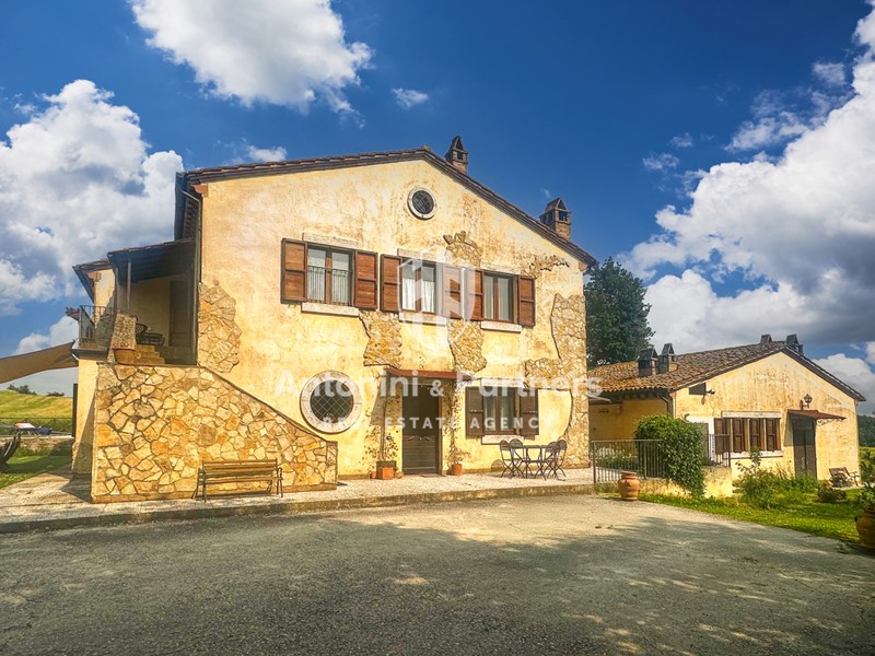 Casa Indipendente in Vendita a Avigliano Umbro, 450'000&euro;, 365 m²