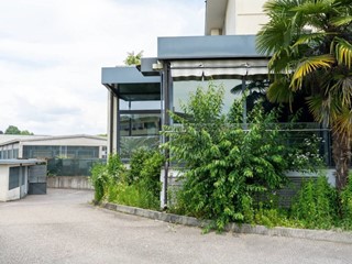 Attività commerciale in Vendita a Cucciago, 480'000&euro;, 275 m², con Box