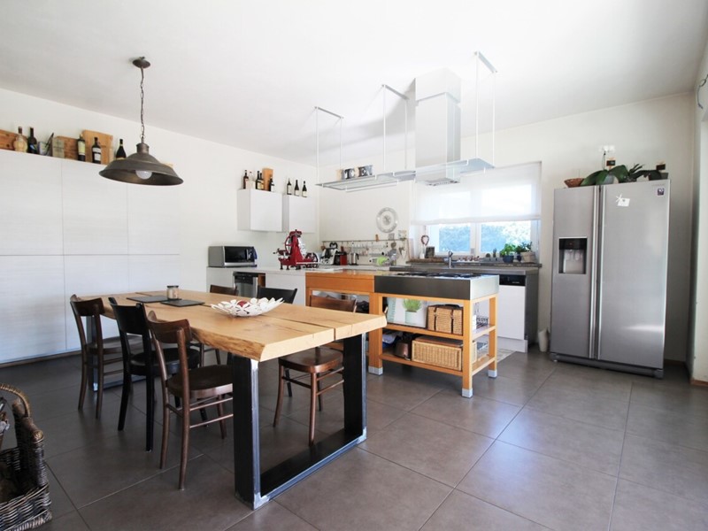 Rustico in Vendita a Oleggio, 480'000&euro;, 240 m², con Box