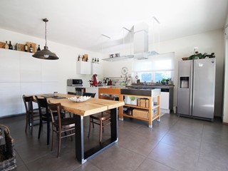 Rustico in Vendita a Oleggio, 480'000&euro;, 240 m², con Box