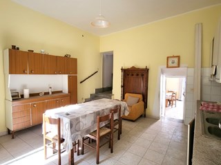 Trilocale in Vendita a Mondragone, zona VIA CAAMPANILE 58, 55'000&euro;, 200 m²
