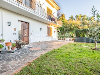 Villa bifamiliare in Affitto a Palaia, 750€, 105 m², arredato