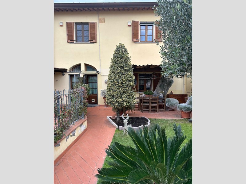 Casa Indipendente in Vendita a Cascina, zona San Lorenzo a Pagnatico, 215'000&euro;, 70 m²