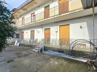 Villa in Vendita a San Nicola la Strada, 120'000&euro;, 220 m²