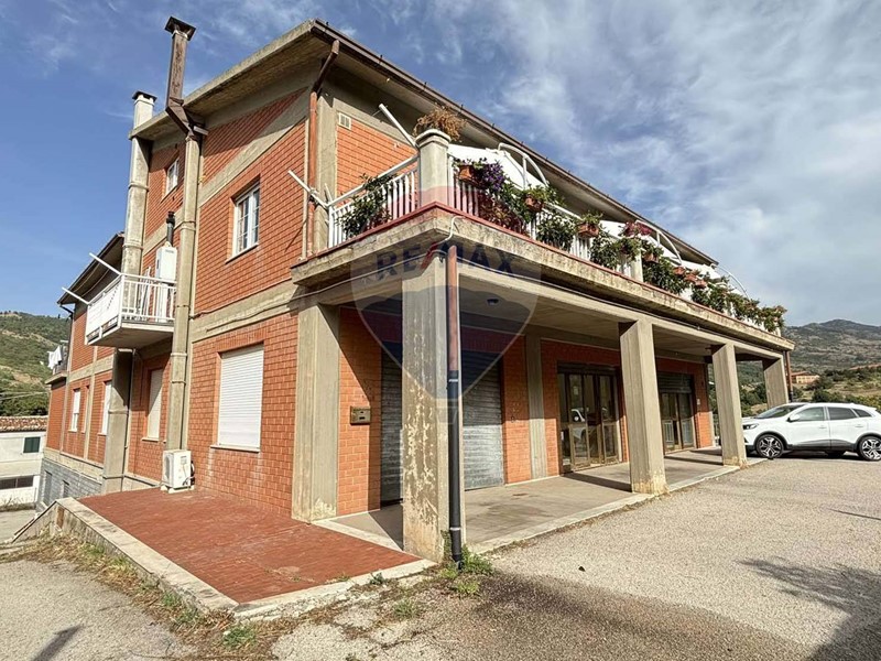 Immobile commerciale in Vendita a Petralia Sottana, 210'000€, 346 m²