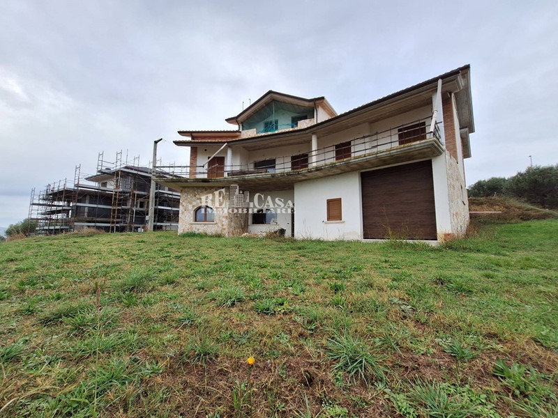Villa in Vendita a Colonnella, 280 m²