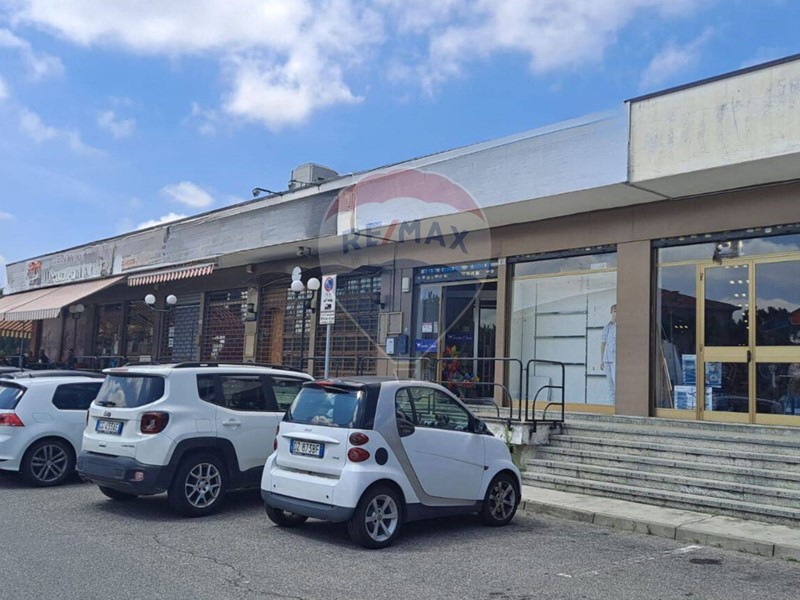 Immobile commerciale in Vendita a Leinì, 500'000&euro;, 1200 m²