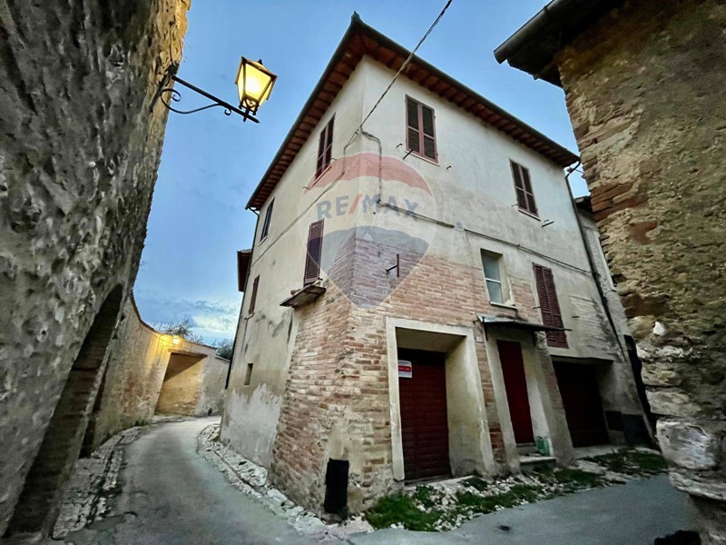 Casa Semi Indipendente in Vendita a Montefalco, 145'000€, 210 m²