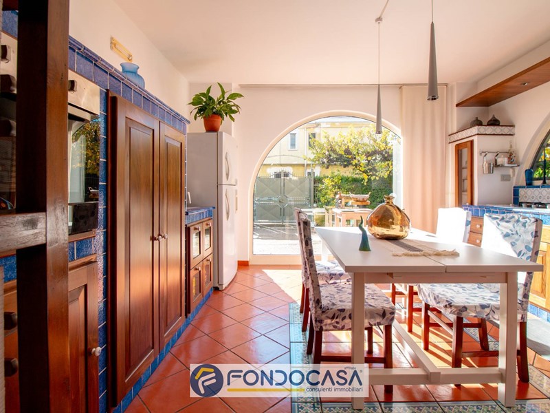 Villetta a schiera in Vendita a Montecorvino Pugliano, 365'000&euro;, 350 m²