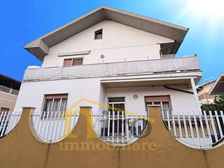 Casa Indipendente in Vendita a Pescara, 379'000&euro;, 400 m²