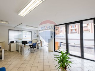 Immobile commerciale in Vendita a Lallio, 120'000&euro;, 78 m²