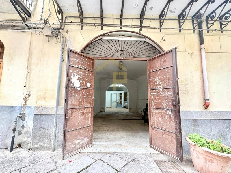 Magazzino in Vendita a Palermo, 85'000€, 61 m²