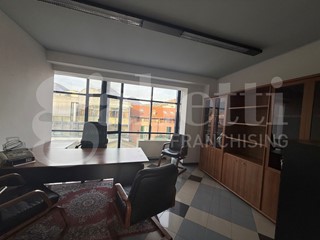 Ufficio in Affitto a Erba, 750€, 75 m²